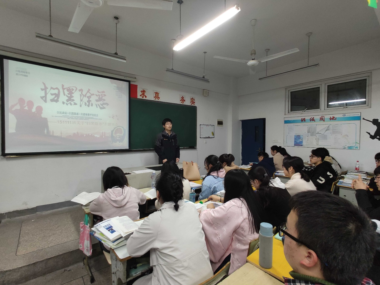黨旗下的班級(jí)，船舶工程學(xué)院黨支部積極開(kāi)展“黨員進(jìn)班級(jí)”活動(dòng)