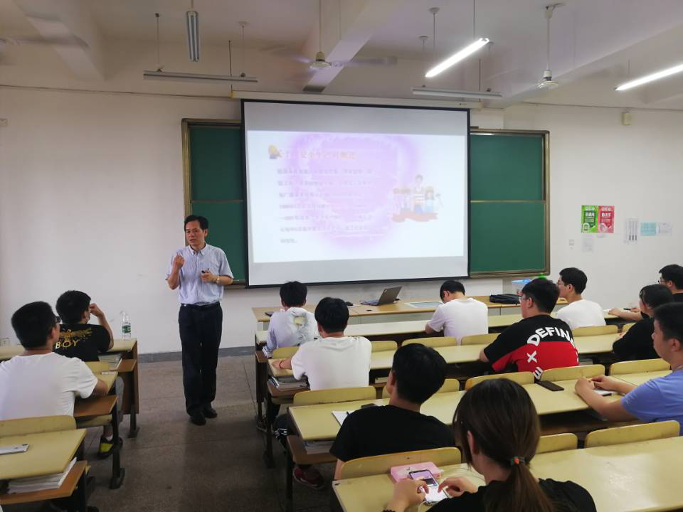 學(xué)校舉辦“安全生產(chǎn)月”班級(jí)安全員培訓(xùn)