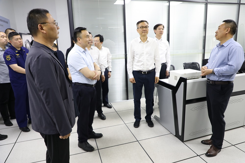 濱湖區(qū)委領(lǐng)導蒞臨我校指導校園安全工作