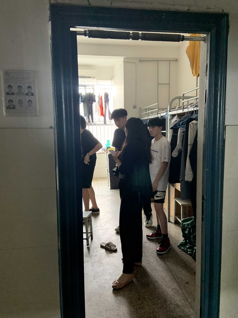 船舶工程學(xué)院班主任周例會(huì)進(jìn)行宿舍巡察現(xiàn)場(chǎng)辦公