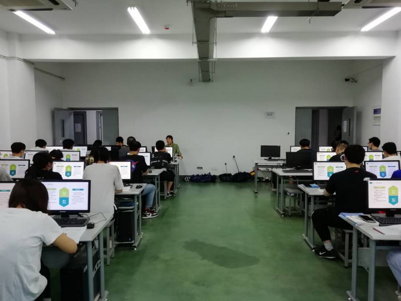 船舶工程學(xué)院開(kāi)展校級(jí)公開(kāi)課評(píng)議活動(dòng)——咸屹老師講《軸套類(lèi)零件的繪制》