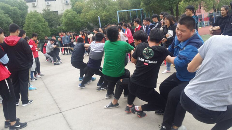 青春如火，逐夢揚威——船舶工程學(xué)院舉辦拔河比賽