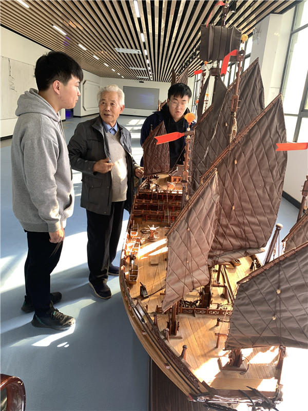 古船文化研究中心對船文化館中的古船模進(jìn)行修復(fù)