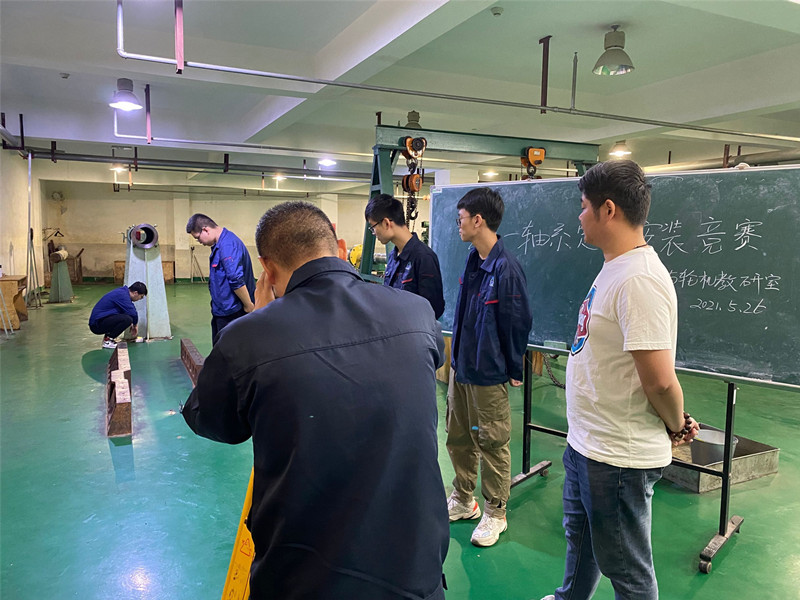 船舶工程學(xué)院舉辦“主機(jī)軸系定位安裝競賽”
