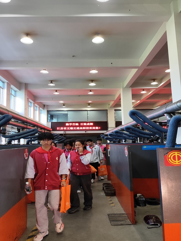 走進焊接車間  開展職業(yè)體驗