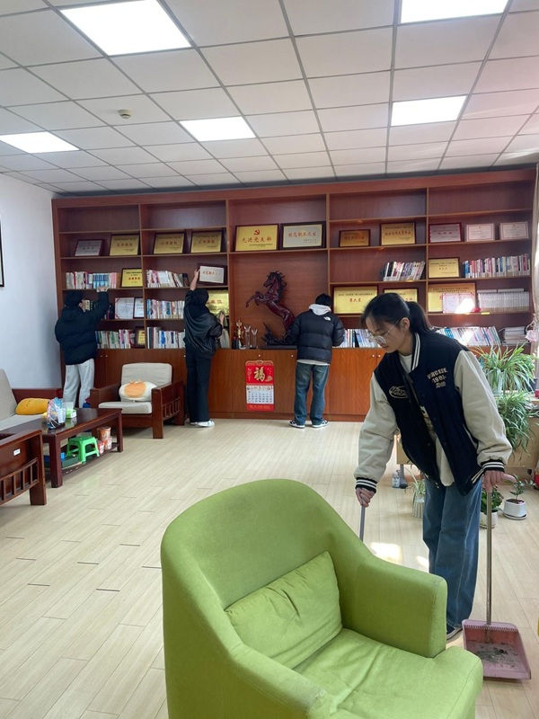 三月春風(fēng)暖，雷鋒精神傳