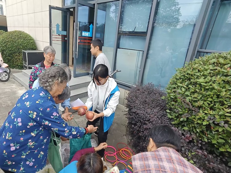 船舶工程學院師生助力青龍山社區(qū)重陽敬老活動
