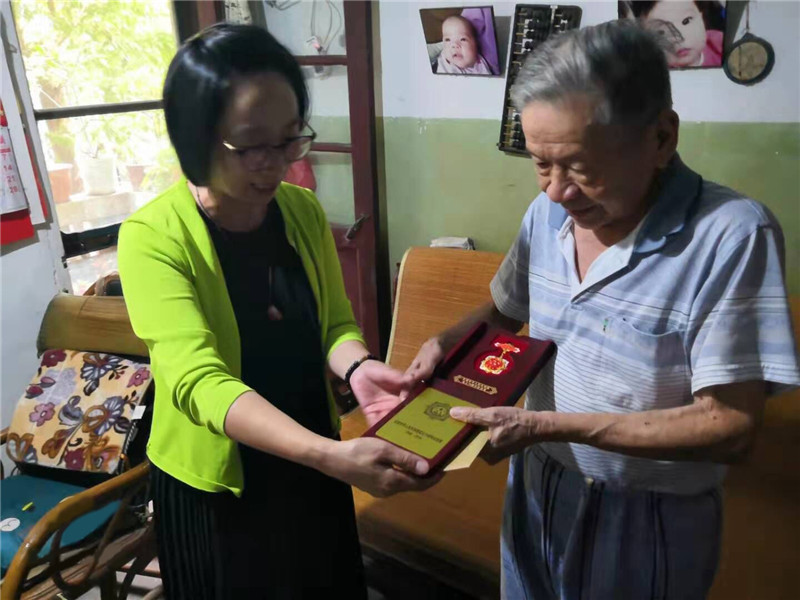 我校離休干部榮獲“慶祝中華人民共和國(guó)成立70周年”紀(jì)念章