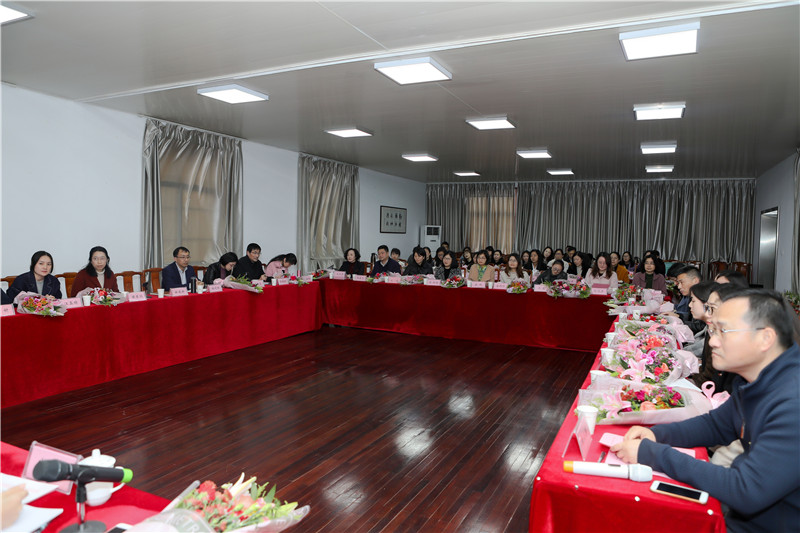學校召開“巾幗心向黨﹒建功新時代”慶祝“三八”國際勞動婦女節(jié)座談會