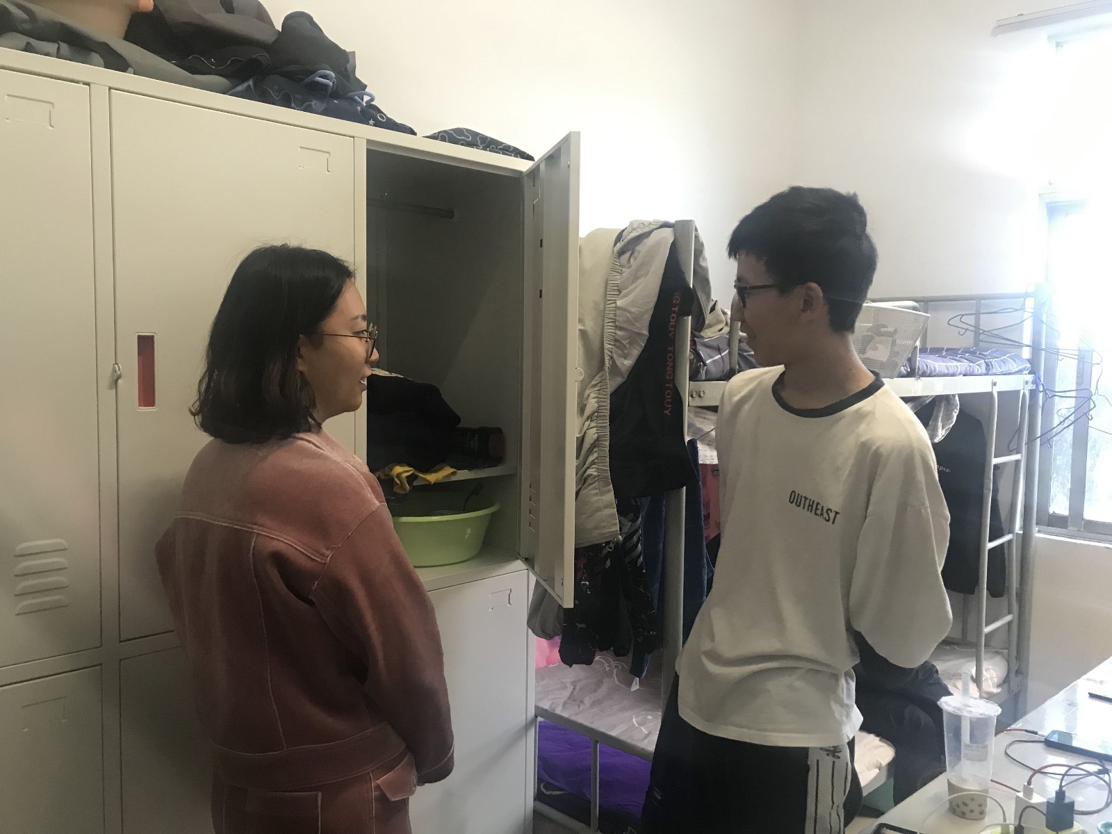 電工電子黨支部“不忘初心、牢記使命” 主題教育————開(kāi)展志愿服務(wù)活動(dòng)，為群眾辦實(shí)事辦好事