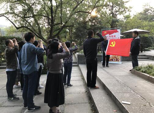 不忘初心、牢記使命，四重四亮我爭(zhēng)先 ——機(jī)電工程學(xué)院黨總支開(kāi)展主題黨日活動(dòng)