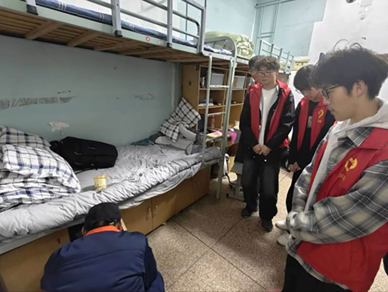 機電學(xué)子進(jìn)宿舍 志愿服務(wù)暖校園
