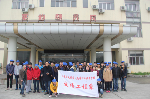 關(guān)愛老人、心系社會，積極踐行雷鋒精神