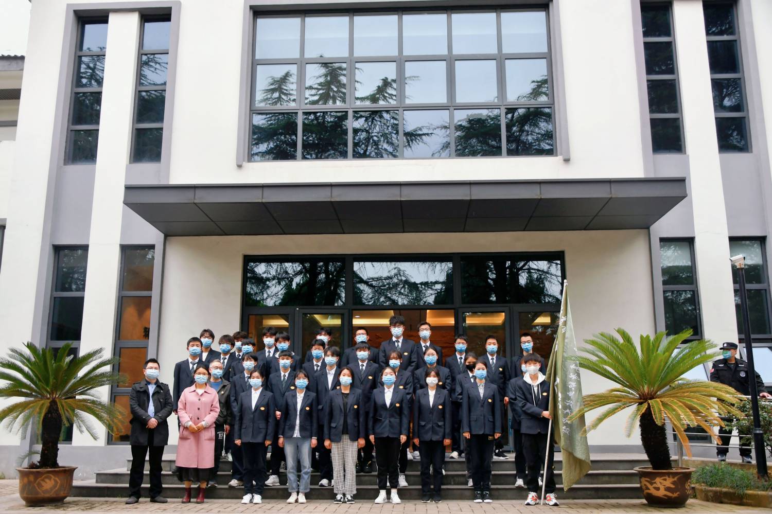 清明追思英烈志 砥礪奮進啟新程