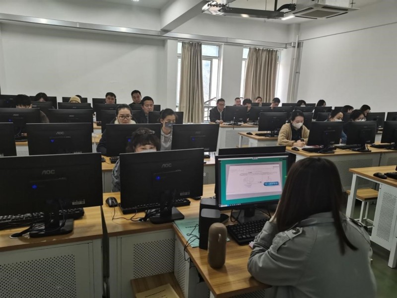 學校舉行數字教材的建設與出版培訓會