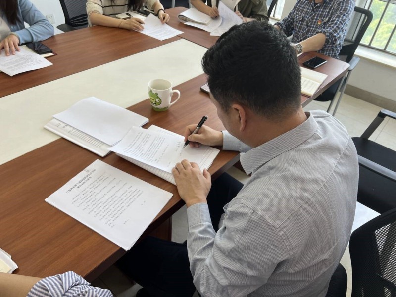 行政第四黨支部深入學(xué)習(xí)中央八項(xiàng)規(guī)定精神筑牢廉潔從教、招生防線