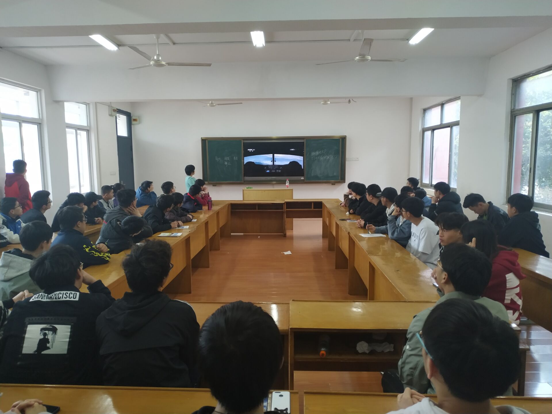 弘揚民族精神，奏響愛國樂章