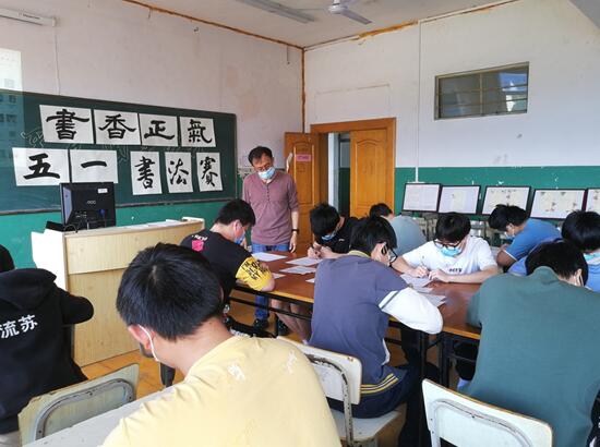 機(jī)械工程學(xué)院組織“五一”假期留校學(xué)生舉行書法比賽