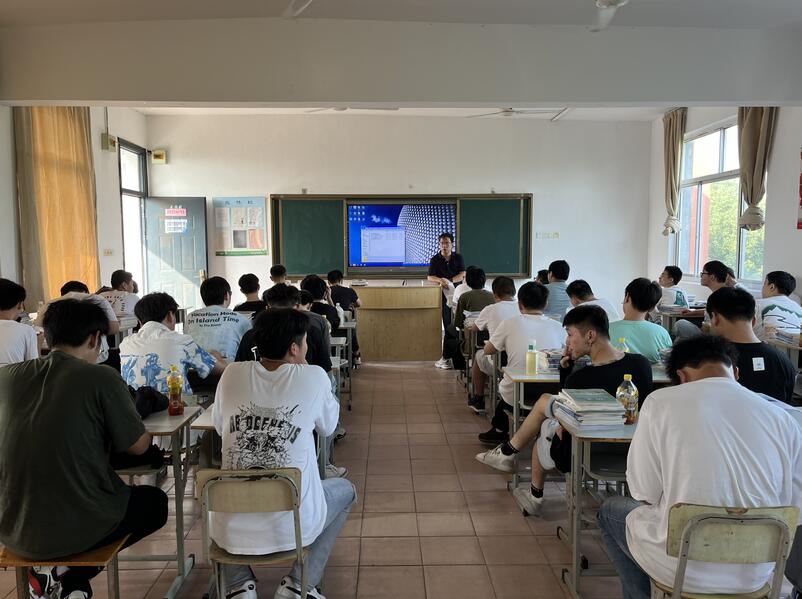 機械工程學(xué)院認真組織學(xué)生上好開學(xué)第一課