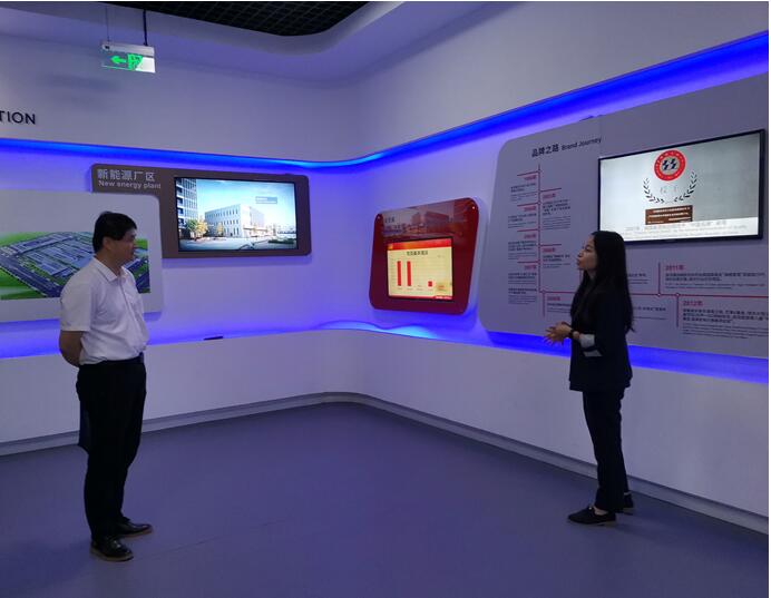 學(xué)校黨委委員、副校長(zhǎng)邢勇一行赴金龍聯(lián)合汽車工業(yè)（蘇州）有限公司考察調(diào)研