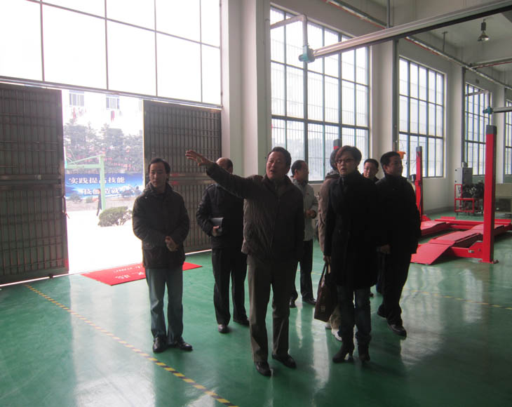 汽車工程系成立首屆學(xué)術(shù)與專業(yè)教學(xué)指導(dǎo)委員會(huì)并召開2011年年會(huì)