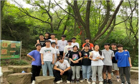 191511班開(kāi)展撿垃圾促環(huán)?；顒?dòng)