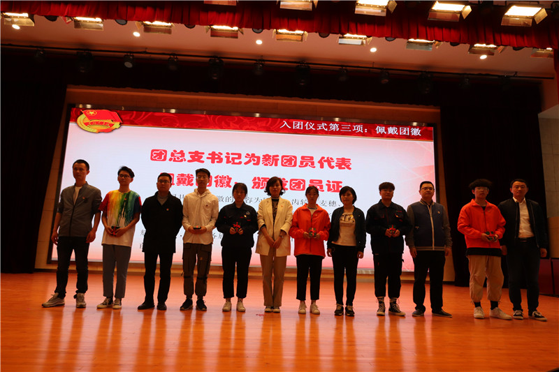各團總支書記為新團員代表佩戴團徽，頒發(fā)團員證_副本.jpg