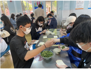 巧手包餛飩  師生樂融融——物流管理學(xué)院開展師生包餛飩活動