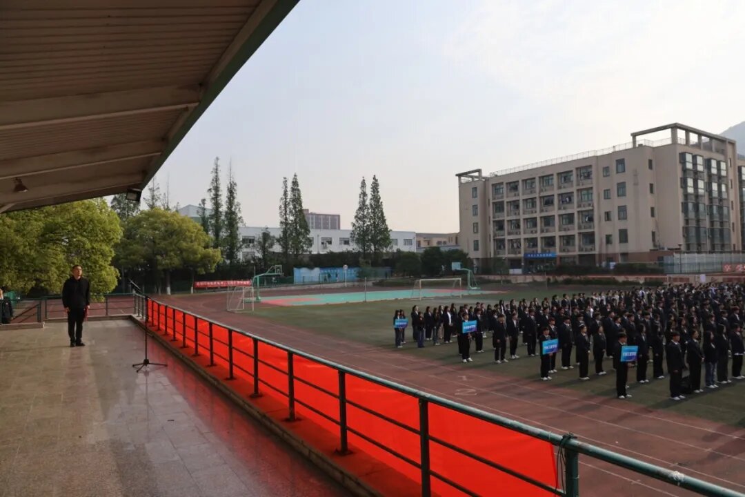 學(xué)校組織開展五四主題升旗儀式