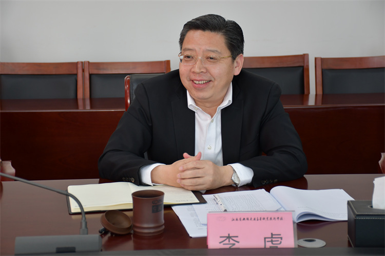 學校召開“立志做黨光榮傳統(tǒng)和優(yōu)良作風的忠實傳人”共青團干部、青年教師座談會