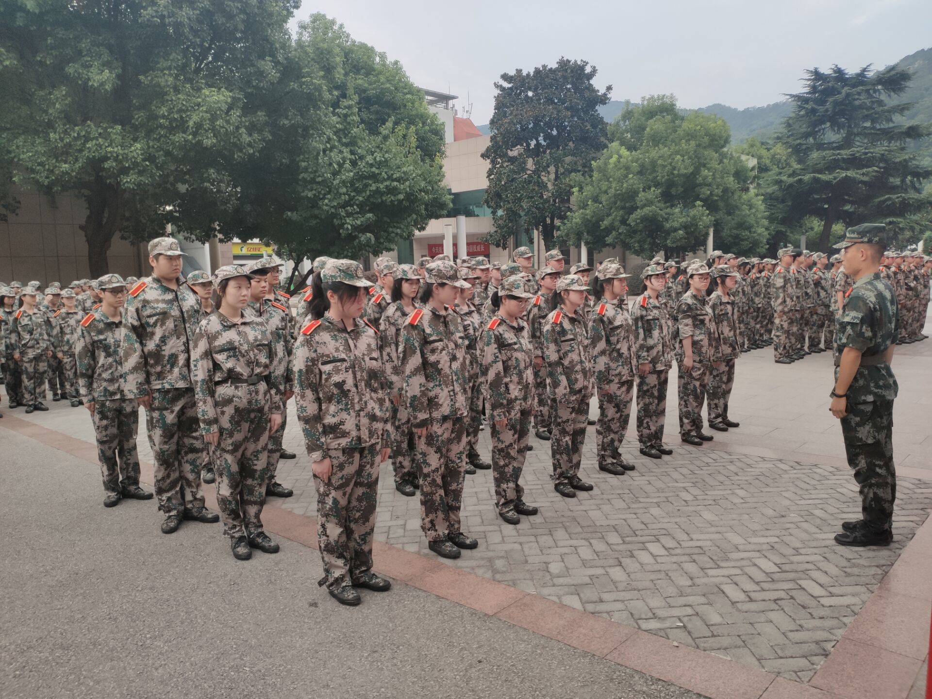 驕陽似火勵眾志，正步齊邁壯豪情 ——信息管理學院2020級新生軍訓進行時