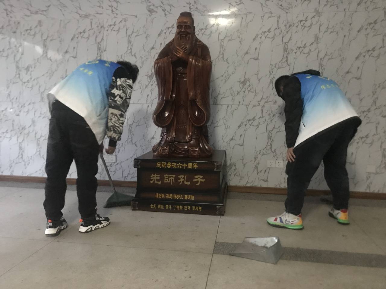信息管理學(xué)院開(kāi)展學(xué)雷鋒志愿服務(wù)活動(dòng)月之清理學(xué)院衛(wèi)生角