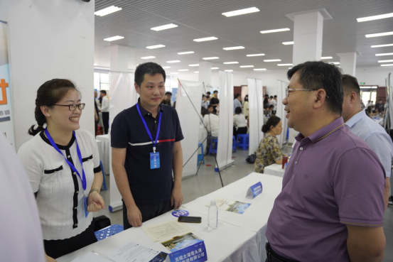 學校組織學生參加2025年無錫市職業(yè)院校畢業(yè)生專場招聘會 