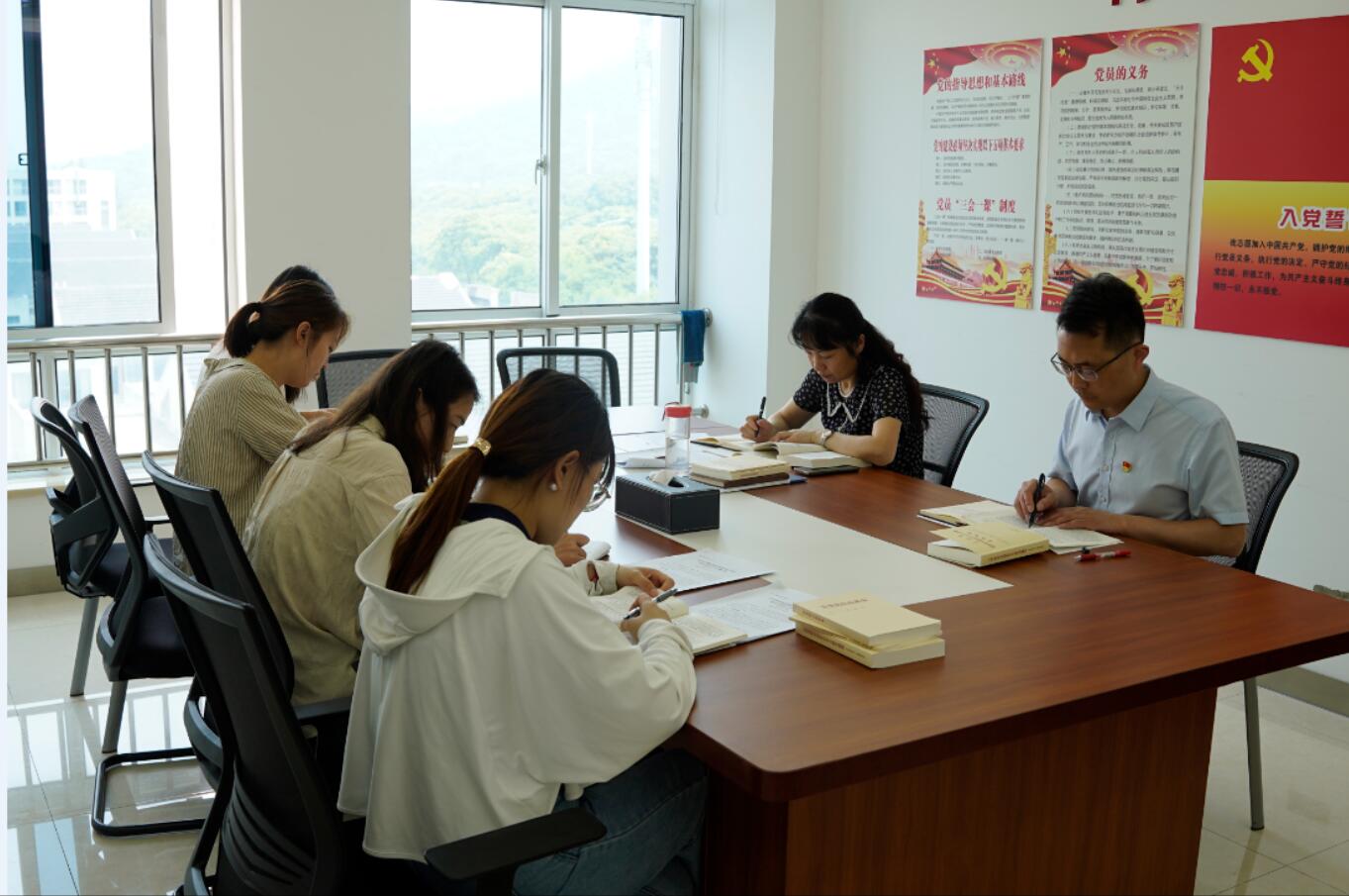 組織人事處黨支部召開理論學(xué)習(xí)會(huì)議